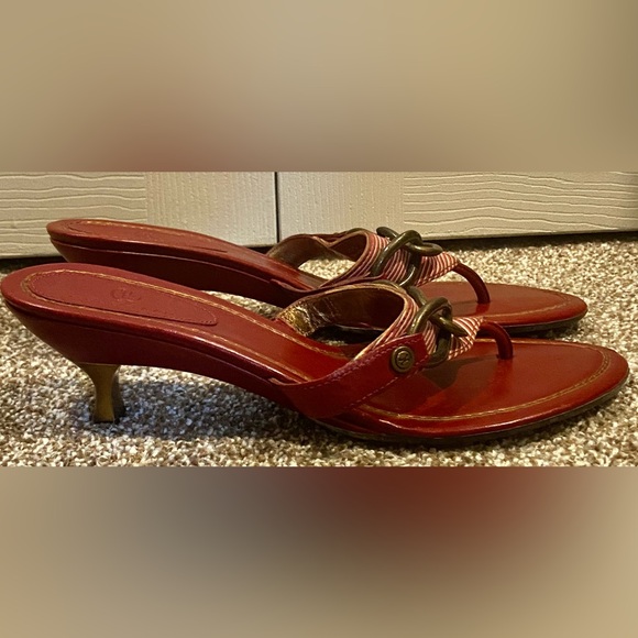 Cole Haan Women Sz 8B Red Leather Chain Accent T-strap Thong Kitten Heel Sandals - Picture 5 of 7